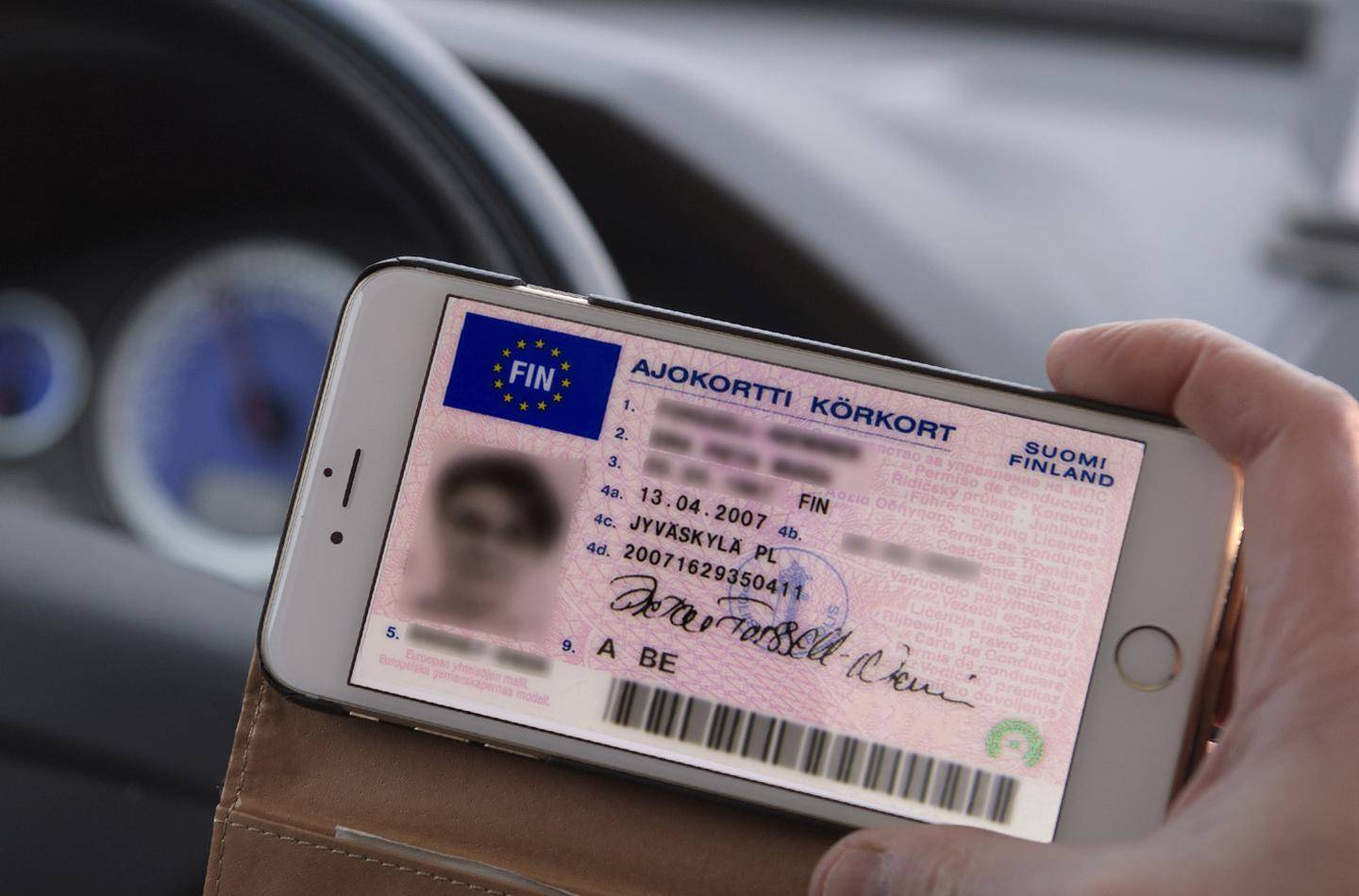 Nyt Euroopan unioni on virallisesti lopettanut epävarmuuden ja vahvistanut ikärajan, jonka ylittävät ikääntyneet menettävät ajokorttinsa, mikä on aiheuttanut järisyttävän muutoksen huolestuneiden autoilijoiden keskuudessa.