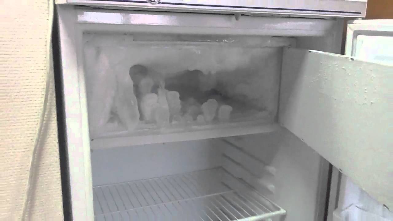 Maaginen temppu, jolla voit puhdistaa pakastimen jäästä alle 2 minuutissa naarmuttamatta tai vahingoittamatta laitetta