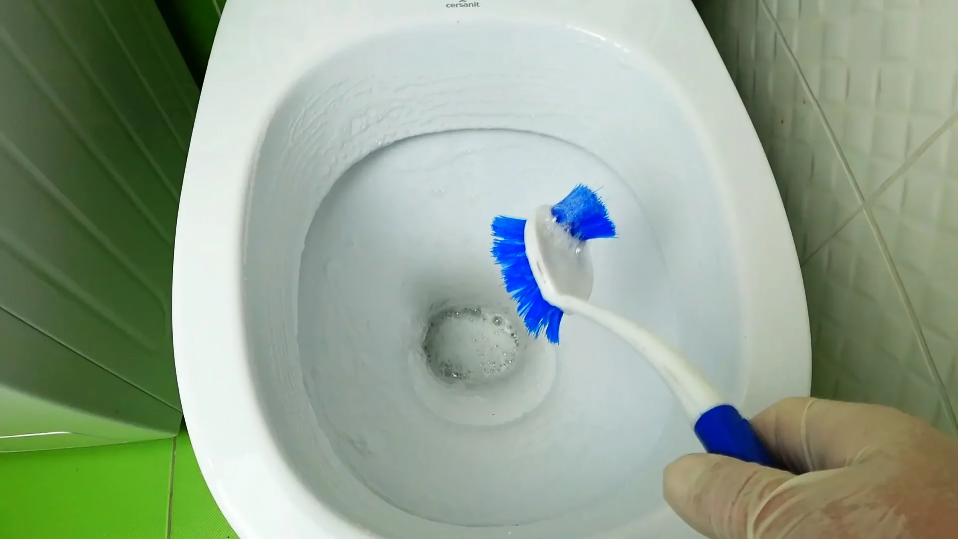 Miljoonien latvialaisten wc-tiloissa kalkkikertymät häviävät alle neljässä minuutissa ilman etikkaa tai valkaisuaineita.