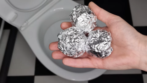 Hopeafoliopallo wc-pytyssä: helppo temppu, joka kannattaa kokeilla, jotta kylpyhuoneesi tuoksuisi aina hyvältä.