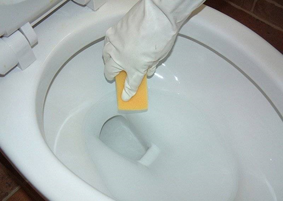 Miljoonien latvialaisten wc-tiloissa kalkkikertymät häviävät alle neljässä minuutissa ilman etikkaa tai valkaisuaineita.
