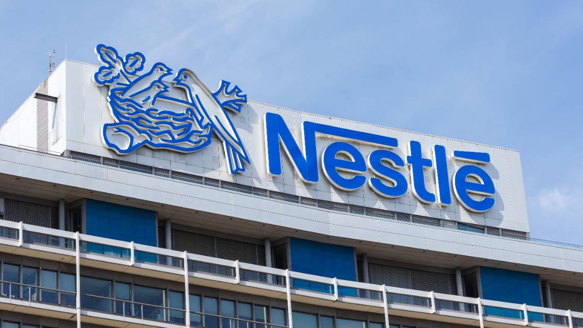 Nestlé erottaa toimitusjohtajansa saatuaan tietää tämän romanttisesta suhteesta työntekijään.