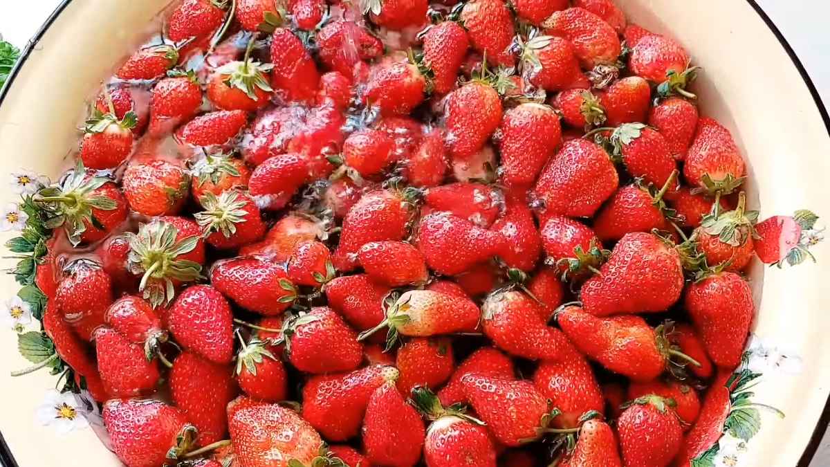 Ei vettä, ei etikkaa: tehokkain tapa puhdistaa mansikat ja poistaa bakteerit