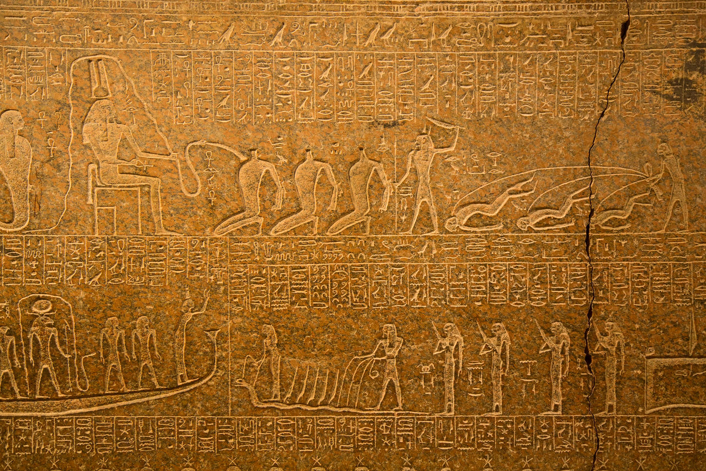 Muinaisen Egyptin hieroglyfien salaisuuksien selvittäminen