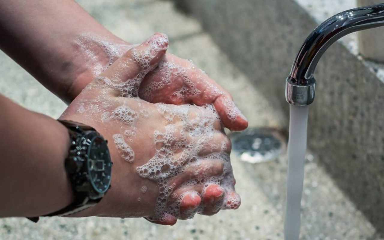 Käsien pesu suolalla ja kahvilla: miksi se on suositeltavaa ja mihin sitä tarvitaan