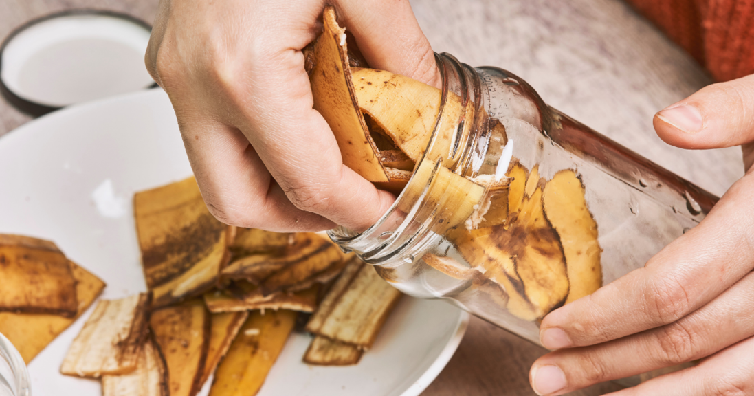 Banaaninkuori ja etikka: miksi tätä seosta suositellaan ja mihin sitä käytetään