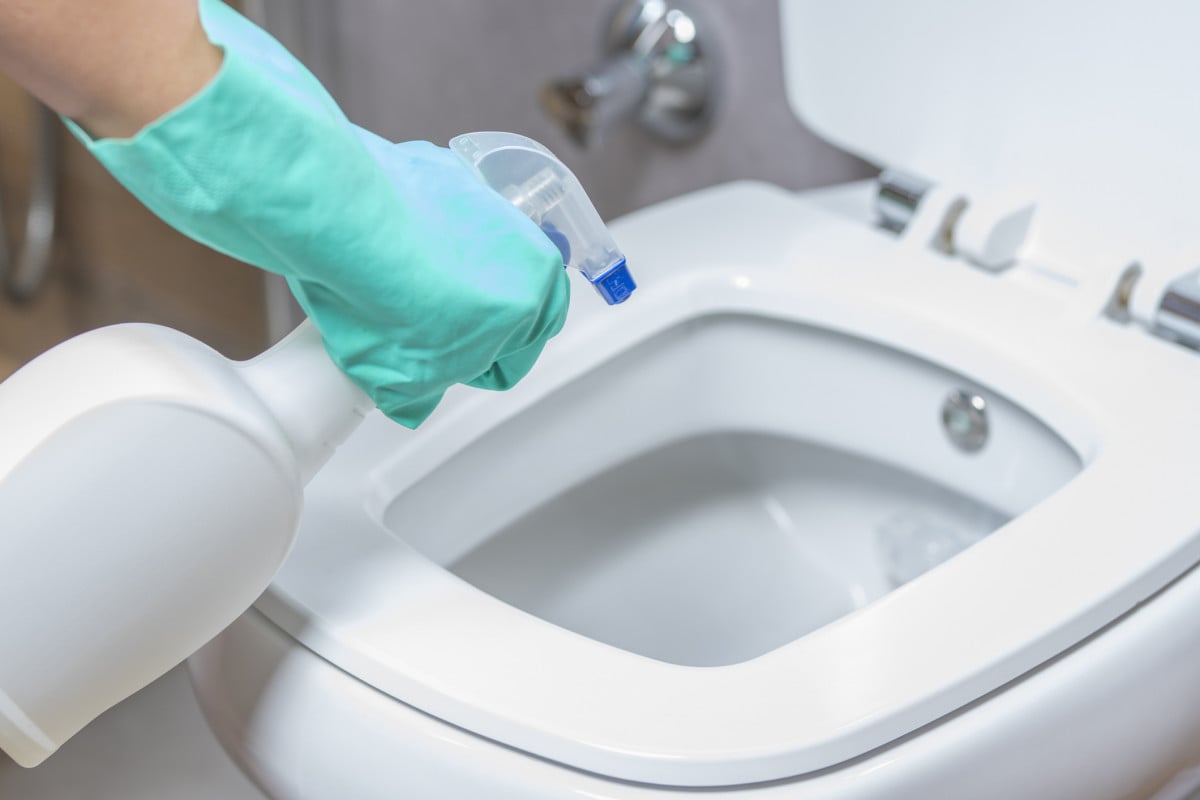 Miksi suositellaan hehkutettavan vetyperoksidia wc-pönttöön kerran viikossa