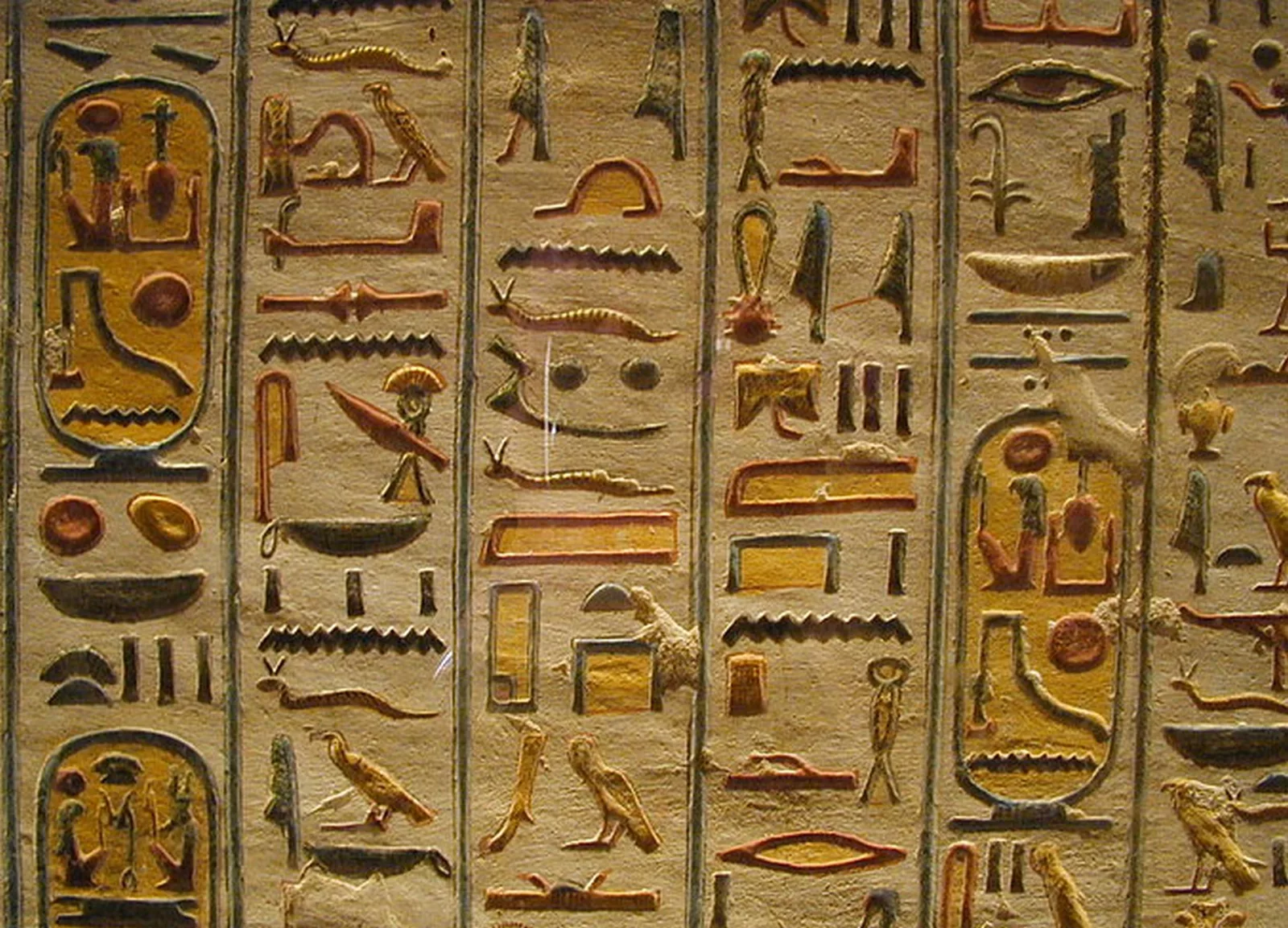 Muinaisen Egyptin hieroglyfien salaisuuksien selvittäminen