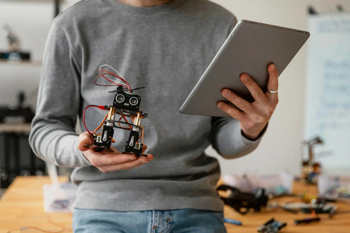 Valtiot ottavat yhteen: ”Akkuvapaa lento huolestuttaa meitä” tämän 5 cm:n pienen magneettikäyttöisen robotin vuoksi