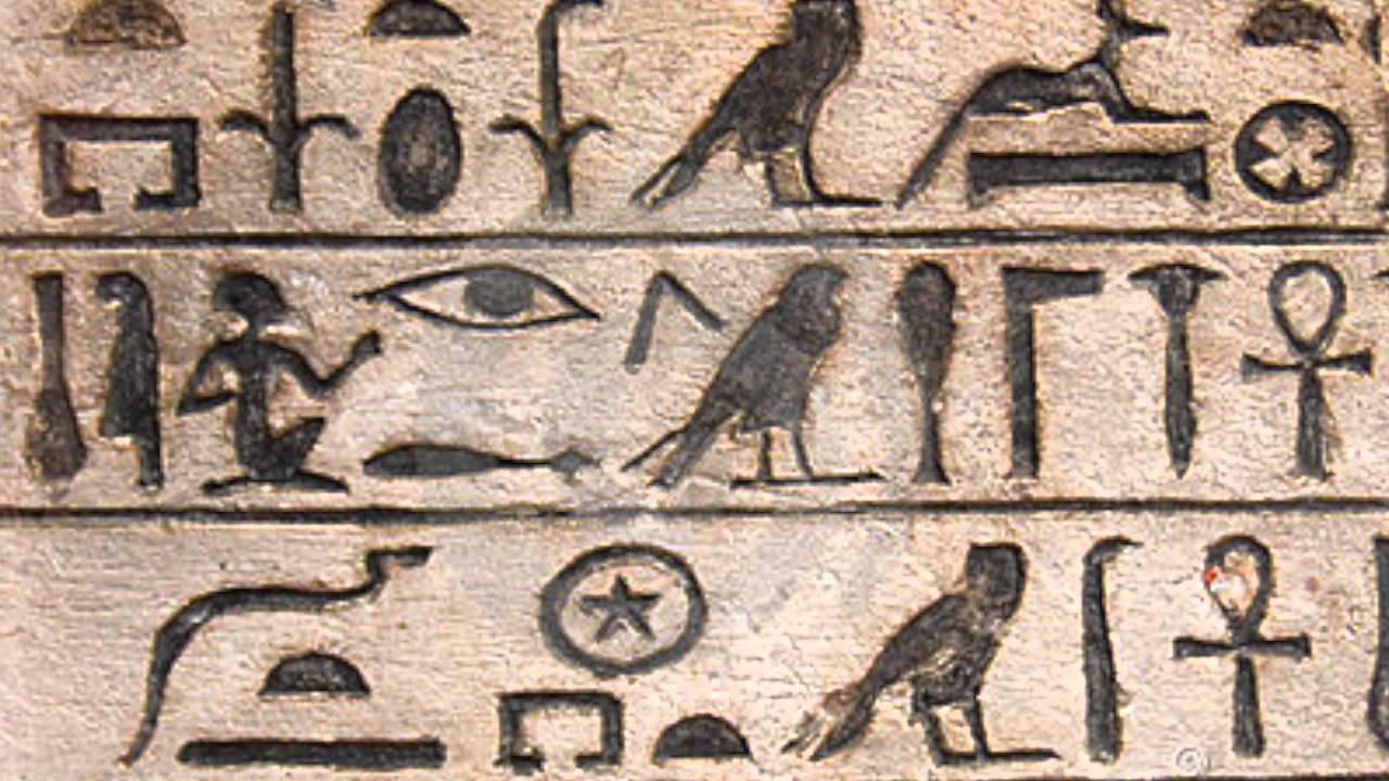 Muinaisen Egyptin hieroglyfien salaisuuksien selvittäminen