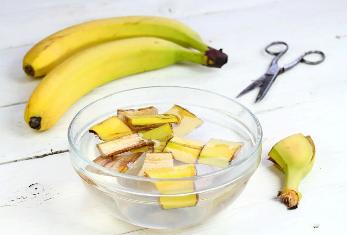 Banaaninkuori ja etikka: miksi tätä seosta suositellaan ja mihin sitä käytetään